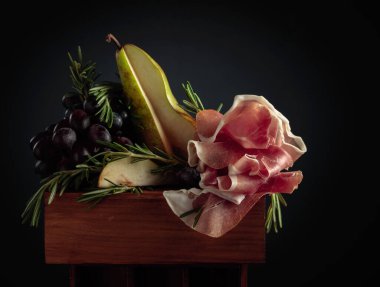 Arka planda biberiye, armut ve üzümlü jambon..