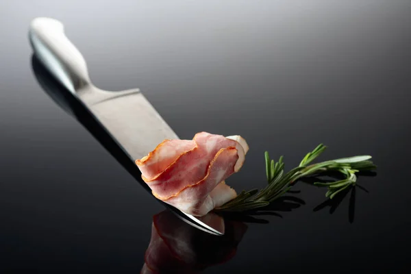 Bacon Avec Romarin Sur Couteau Cuisine Fond Réfléchissant — Photo