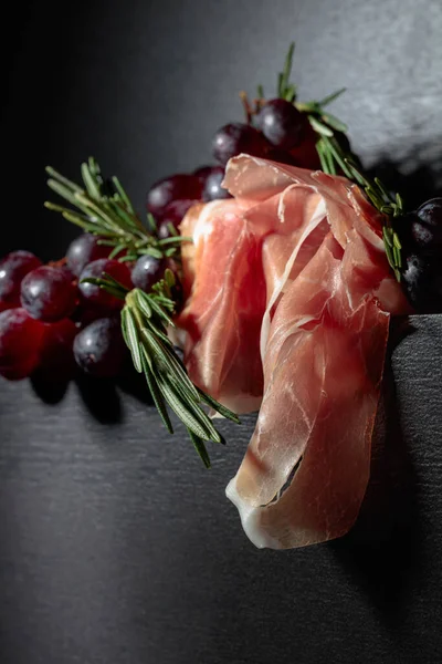 Prosciutto Červenými Hrozny Větvičkami Rozmarýnu Tradiční Středomořské Občerstvení — Stock fotografie