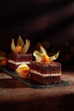 Kahverengi arkaplanlı çikolatalı pasta. Boşluğu kopyala.