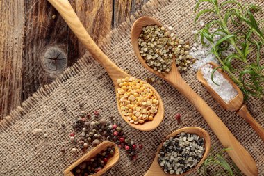 Biberiye, tuz ve biberiyeli çeşitli çiğ mercimekler. Kopyalama alanı olan üst görünüm.