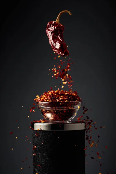 Getrockneter Paprika Zerbröselt Flocken Und Fällt Eine Kleine Glasschüssel — Stockfoto