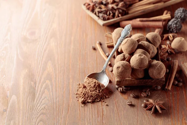 Heerlijke Chocoladetruffels Met Kaneel Anijs Koffiebonen Een Houten Tafel Kopieerruimte — Stockfoto