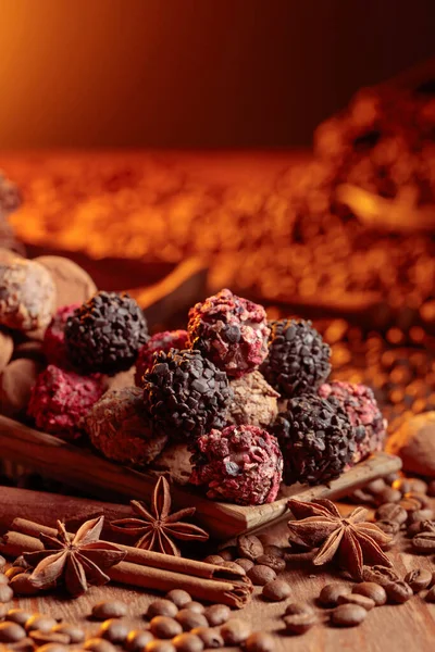 Olika Chokladgodis Ett Träbord Läckra Chokladtryffel Med Kanel Anis Och — Stockfoto