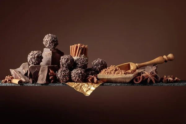 Trufas Chocolate Com Pedaços Quebrados Chocolate Especiarias Fundo Marrom Espaço — Fotografia de Stock