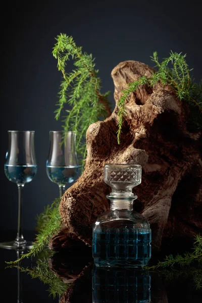 Blue Gin Black Background Juniper Branches Old Driftwood Background Focus — Foto Stock