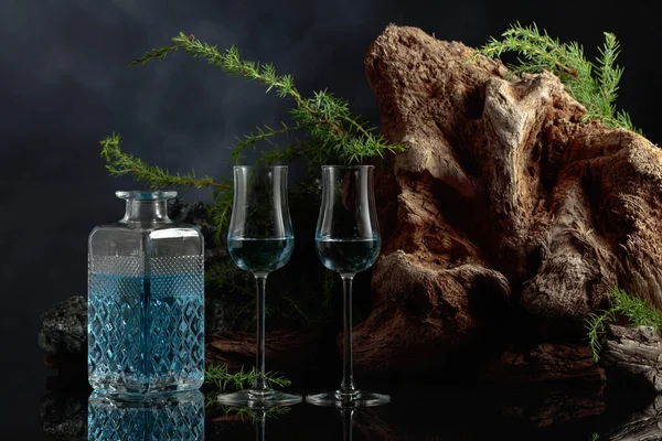 Blue Gin Black Reflective Background Juniper Branches Stone Old Driftwood — Photo