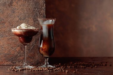 Kahverengi arka planda kremalı kahve ve çikolata içecekler. Boşluğu kopyala.