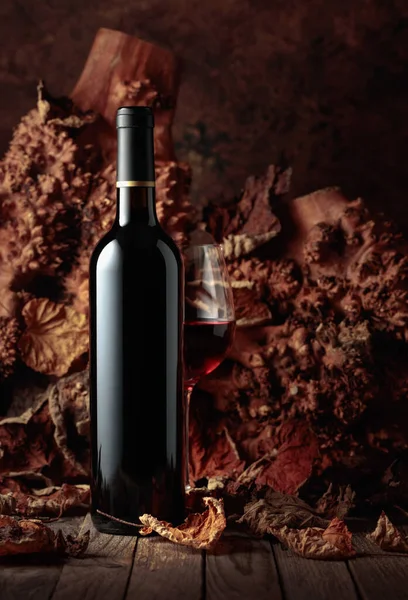 Eski Ahşap Bir Masada Şişe Bir Bardak Kırmızı Şarap Arka — Stok fotoğraf