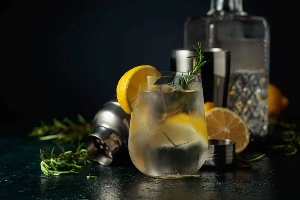 Cocktail Gin Tonic Mit Eis Zitrone Und Rosmarin Erfrischendes Getränk — Stockfoto
