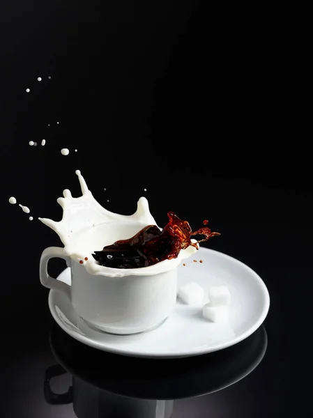 Cup Coffee Black Reflective Background Coffee Milk Splashing — Foto de Stock