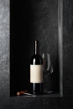 Eski etiketli bir şişe kırmızı şarap. Boşluğu kopyala.