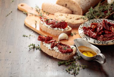 Ricotta, güneşte kurutulmuş domates ve kekik. Geleneksel Akdeniz yemeği. Boşluğu kopyala.