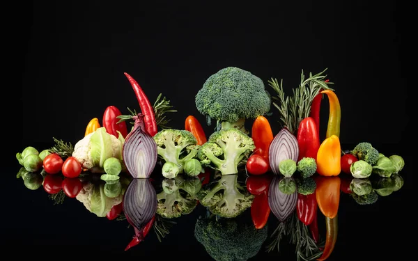 Various Raw Vegetables Black Reflective Background Conceptual Image Topic Vegetarianism — Foto Stock