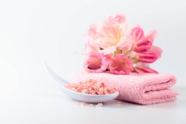 Pembe Himalaya tuzu, çiçeği ve havlusuyla spa kompozisyonu.
