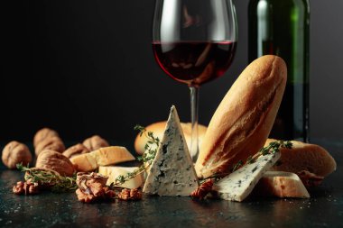 Kırmızı şarap, baget, ceviz ve kekik ile mavi peynir. Geleneksel Akdeniz atıştırmalıkları.