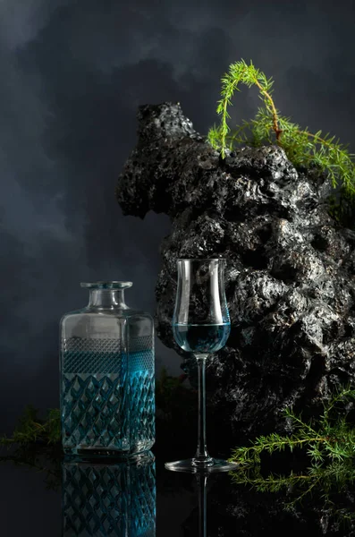 Blue Gin Black Reflective Background Juniper Branches Grey Stone Background — Photo