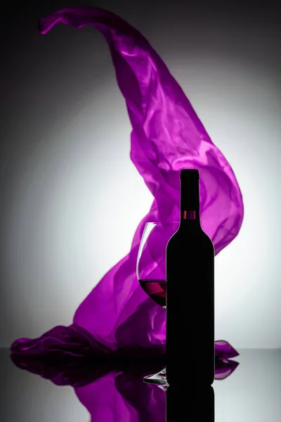 Bottle Glass Red Wine Black Reflective Background Purple Cloth Flutters — Stockfoto