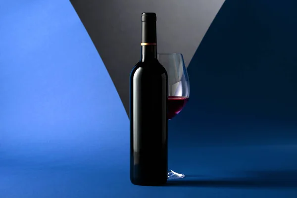 Bottle Glass Red Wine Blue Background Copy Space Your Text — стоковое фото