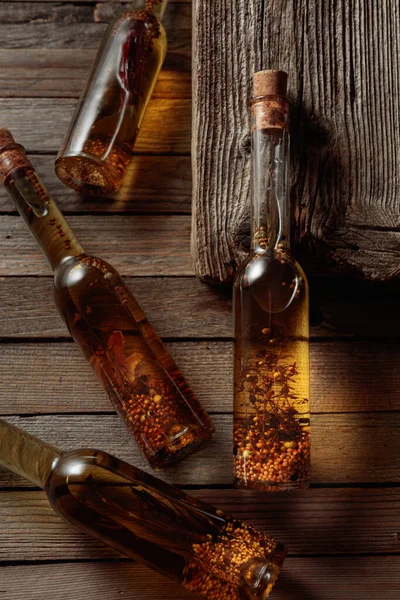 Zelfgemaakte Olijfolie Met Kruiden Specerijen Kleine Flesjes — Stockfoto