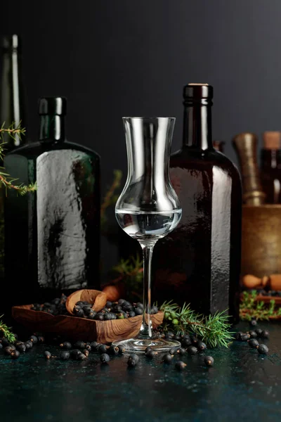 Gin Avec Graines Genièvre Branches Sur Une Vieille Table Arrière — Photo