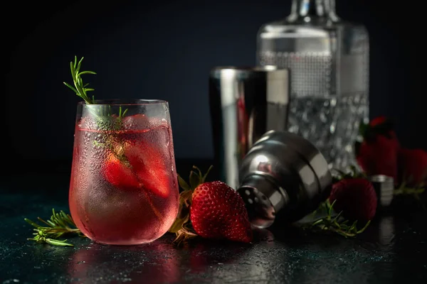 Cocktail Gin Tonic Ice Strawberries Rosemary Refreshing Drink Natural Ice — Stock Photo, Image