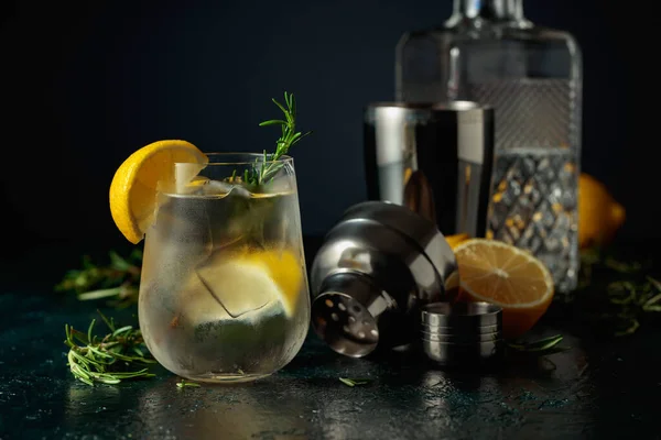 Cocktail Gin Tonic Met Ijs Citroen Rozemarijn Verfrissende Drank Met — Stockfoto