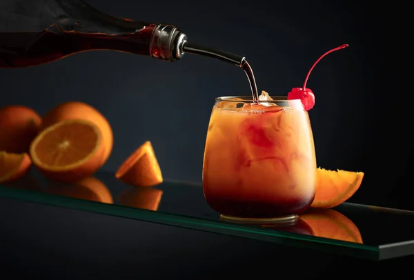 Tequila Sunrise Alkoholischer Cocktail Auf Dunklem Hintergrund Grenadine Wird Ein — Stockfoto