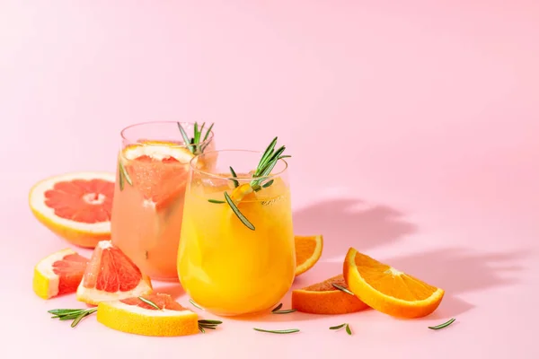 Summer Cocktails Grapefruit Orange Rosemary Ice Drinks Pink Background Copy — 스톡 사진