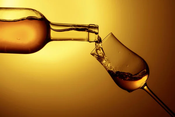 Spijsvertering Tulp Van Premium Alcohol Een Gele Achtergrond Het Drankje — Stockfoto