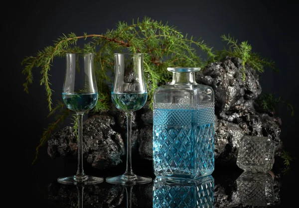 Blue Gin Black Reflective Background Juniper Branches Grey Stone Background — Fotografia de Stock