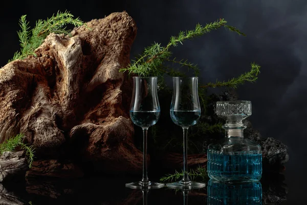 Blue Gin Black Reflective Background Juniper Branches Stone Old Driftwood — Fotografia de Stock