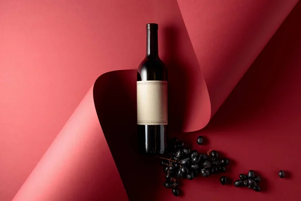 Fles Rode Wijn Met Oud Leeg Etiket Blauwe Druiven Kopieer — Stockfoto