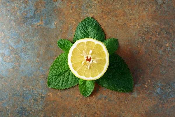 Lemon slice and mint leaves, top view.