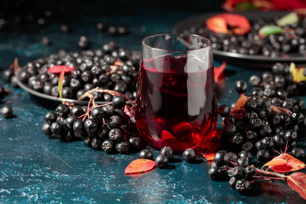 Black Chokeberry Juice Fresh Berries Dark Blue Background — Stock Photo, Image