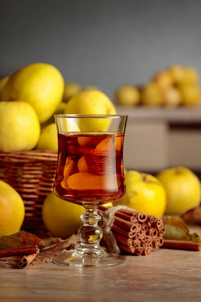 Frische Saftige Äpfel Korb Und Ein Glas Apfelsaft Auf Dem — Stockfoto