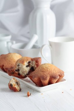 Beyaz ahşap bir masada ev yapımı üzümlü kek.. 