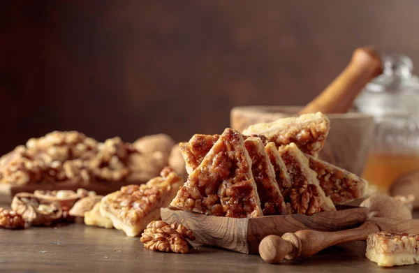 Galletas Con Nueces Miel Sobre Una Vieja Mesa Madera — Foto de Stock