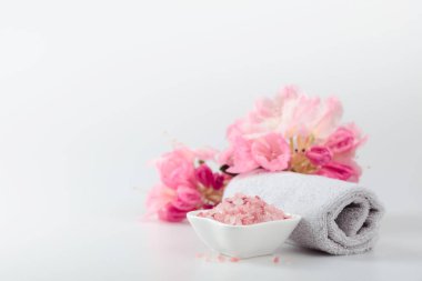 Pembe Himalaya tuzu, çiçeği ve havlusuyla spa kompozisyonu. Boşluğu kopyala.