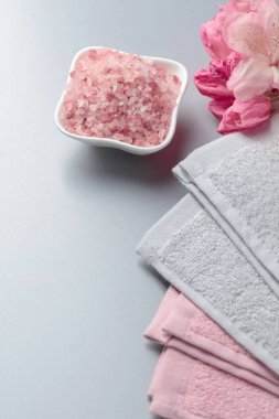 Pembe Himalaya tuzu, çiçeği ve havlusuyla spa kompozisyonu. Boşluğu kopyala.