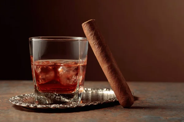 Whiskey Ice Cigar Rusty Metal Table — Zdjęcie stockowe