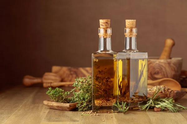Bottles Olive Oil Herbs Spices Olive Oil Kitchen Utensils Wooden — Stok fotoğraf
