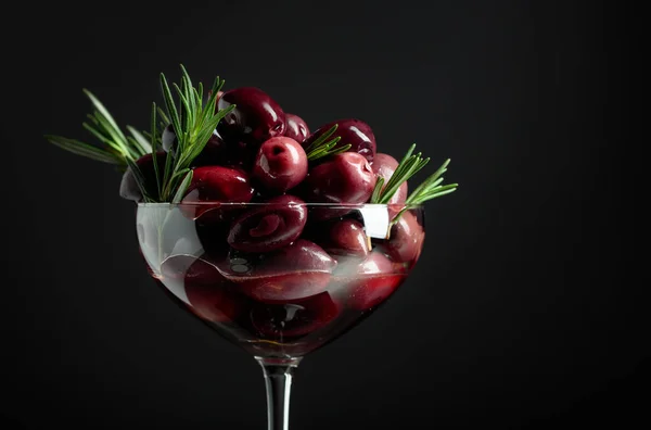 Red Olives Glass Bowl Garnished Rosemary Copy Space Black Background — Stock Photo, Image