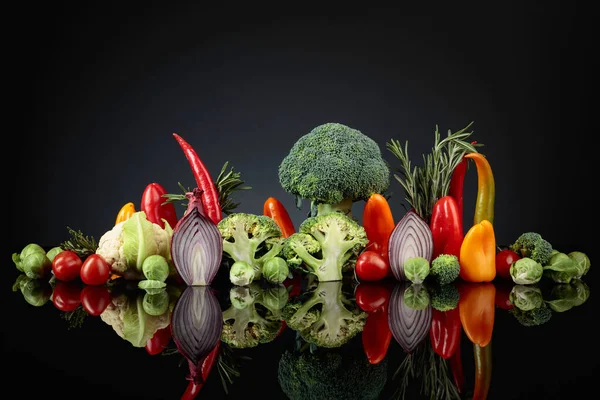 Various Raw Vegetables Black Reflective Background Conceptual Image Topic Vegetarianism — Foto Stock