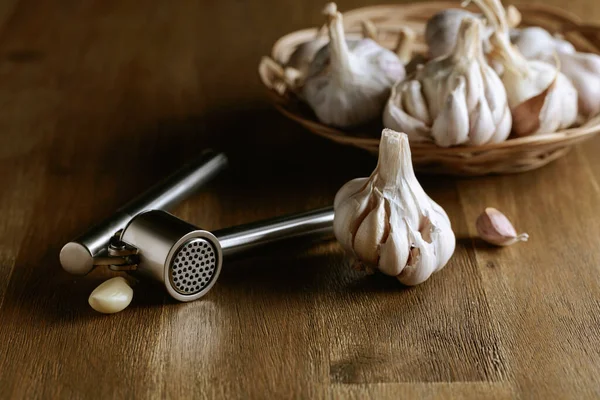 Garlic Bulbs Garlic Press Old Wooden Table — Stok fotoğraf