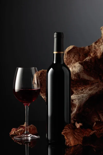 Bottle Glass Red Wine Background Old Driftwood Dried Vine Leaves — Φωτογραφία Αρχείου