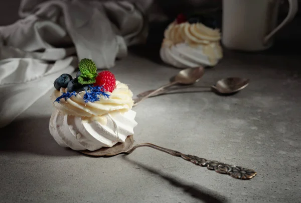 Small Pavlova Dessert Raspberry Blueberry Mint — Stock Photo, Image