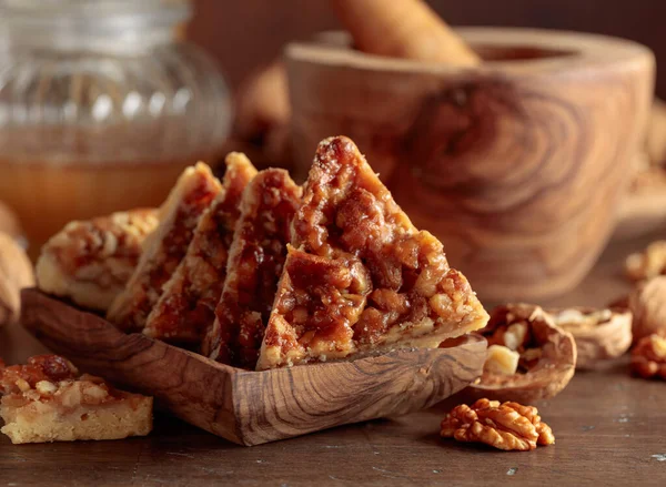 有核桃和蜂蜜在旧木桌上的饼干 — 图库照片