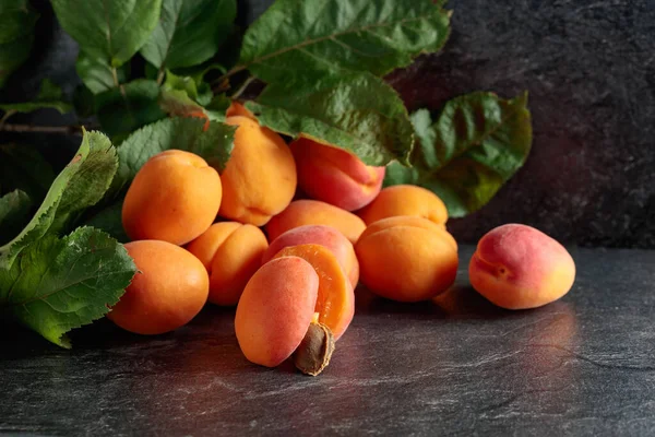 Apricots Leaves Black Stone Table — Stockfoto