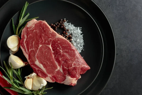 ローズマリー ニンニク コショウで焼くための生の牛肉肉ステーキ トップ表示 — ストック写真